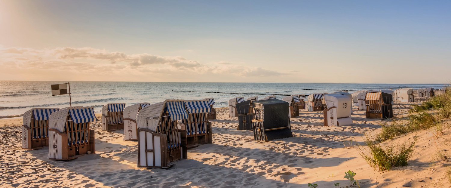 Entspannen Sie in Strandkörben am Strand Entspannen Sie in Strandkörben am Strand