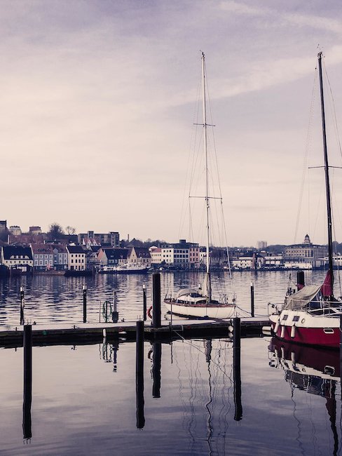 Segelboote am Hafen von Flensburg