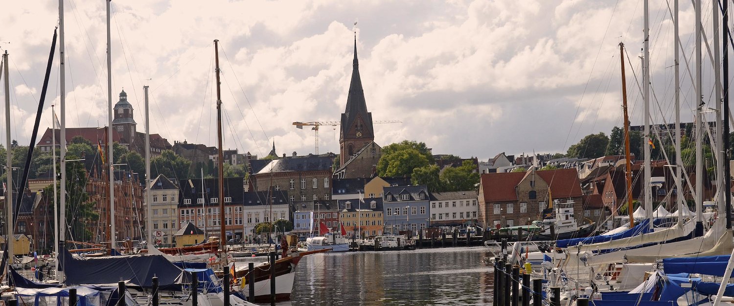 Blick auf die Marienkirche am Hafen Blick auf die Marienkirche am Hafen