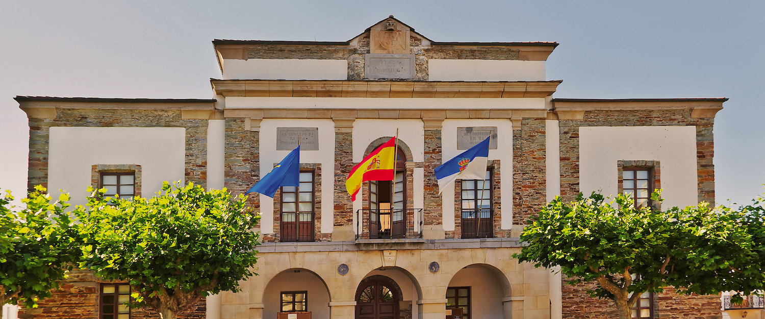 Fachada del ayuntamiento de Tapia de Casariego
