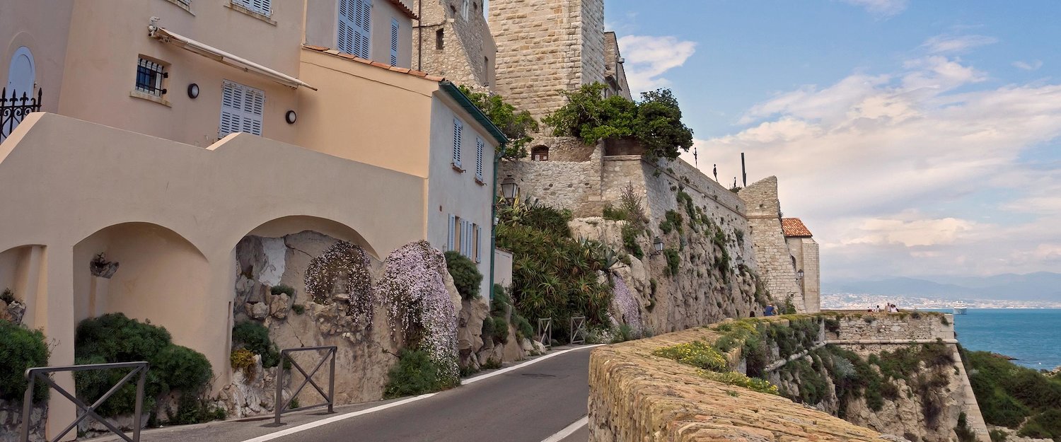 Rue menant à la plage, Antibes