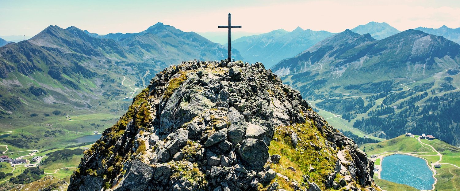 Aussicht vom Kreuz an der Spitze des Berges