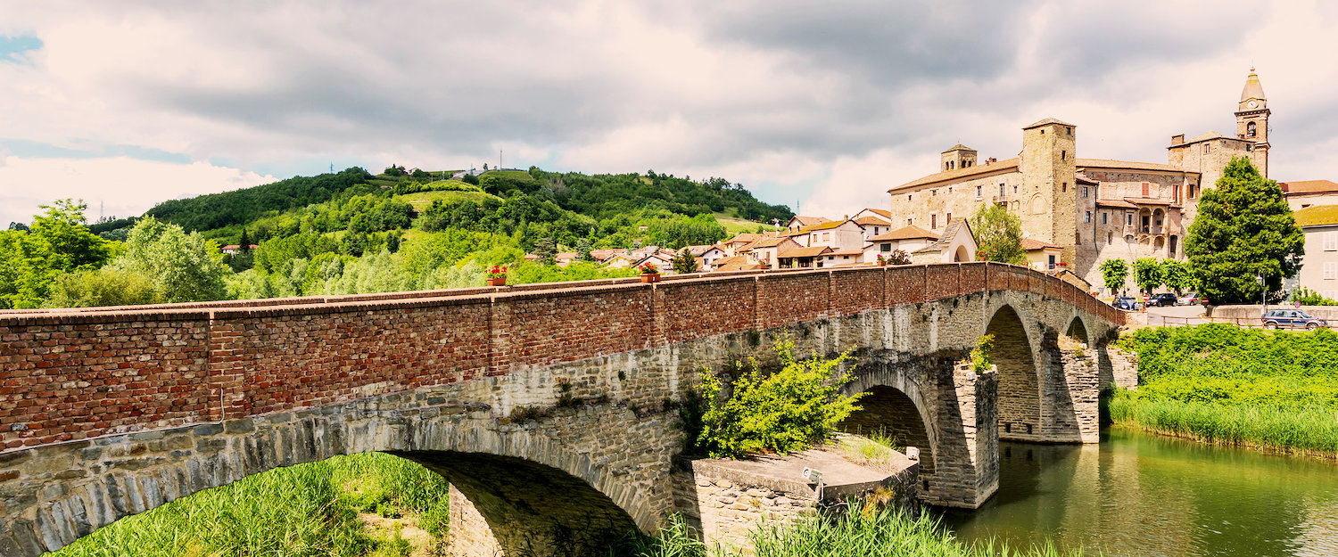 Ponte romanico di Monastero Bormida, provincia di Asti. Ponte romanico di Monastero Bormida, provincia di Asti.