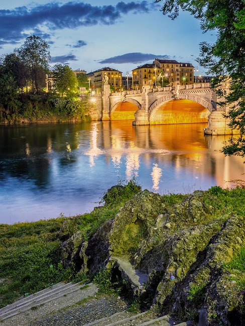 Il Po attraversa il ponte Umberto I.