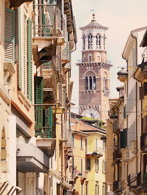 Blick auf den Dom Santa Maria Matricolare in Verona