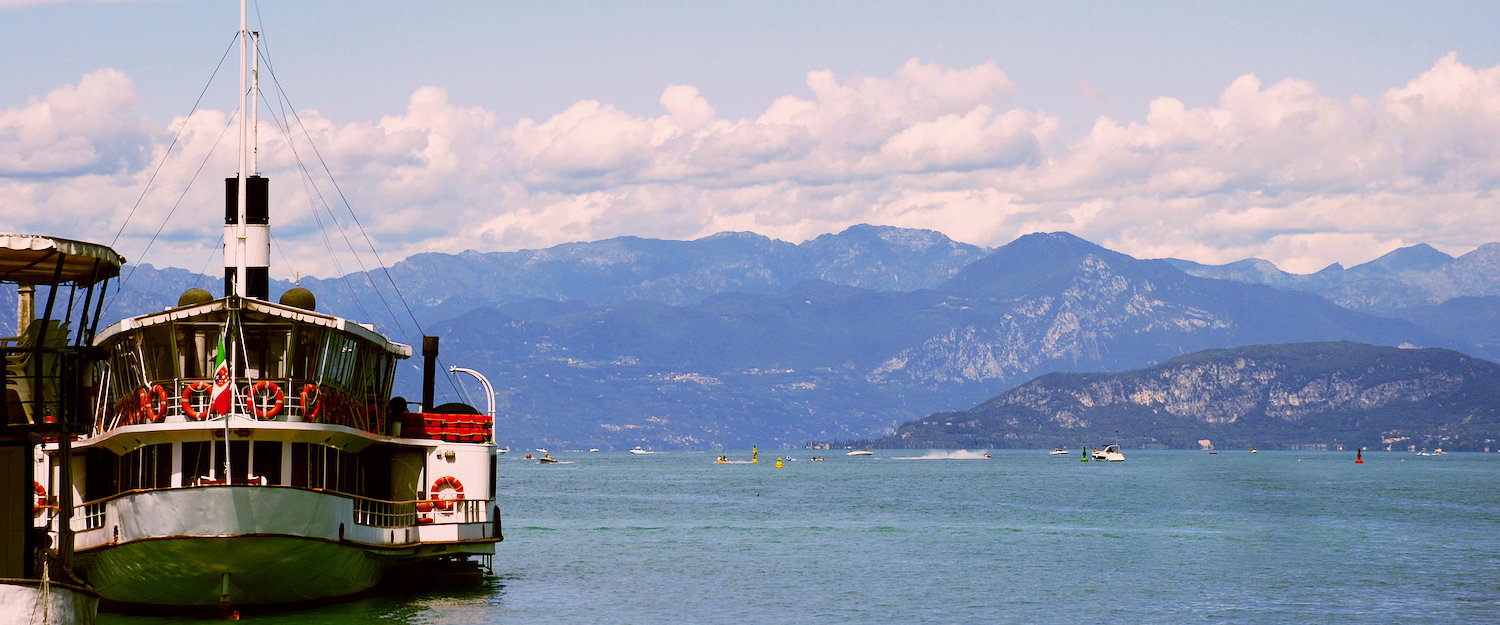 Panoramablick auf den Gardasee und die Berge Panoramablick auf den Gardasee und die Berge