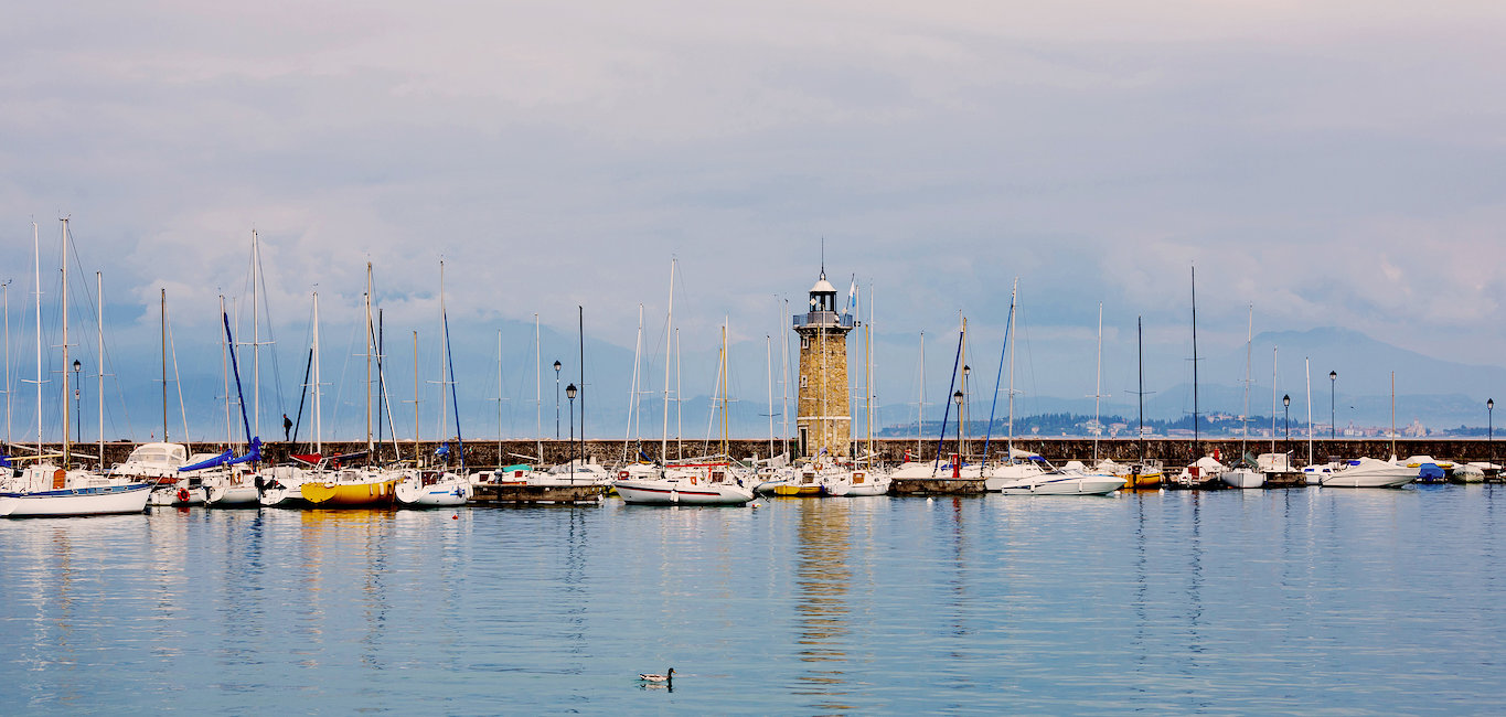 Blick auf den Leuchtturm von Desenzano del Garda Blick auf den Leuchtturm von Desenzano del Garda