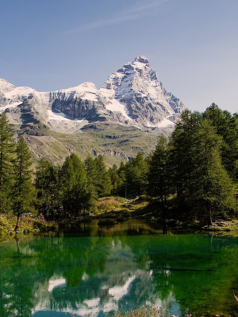 Idyllischer See vor italienischer Berglandschaft