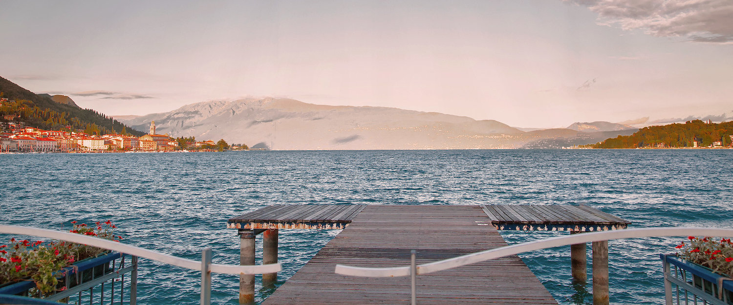 Steg mit Aussicht auf den Garda See und Salò Steg mit Aussicht auf den Garda See und Salò
