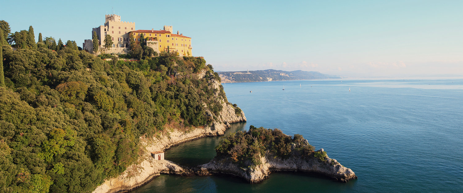 Castello di Duino auf einem Felsen in Triest Castello di Duino auf einem Felsen in Triest