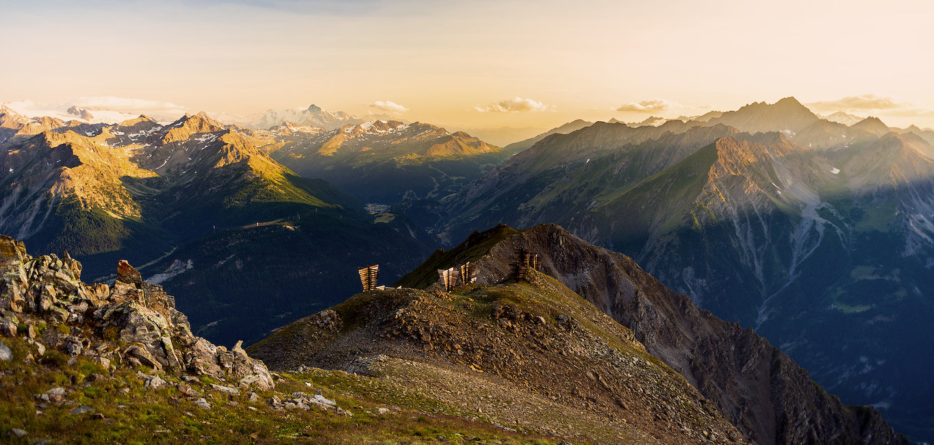 Alba sulle cime delle montagne.