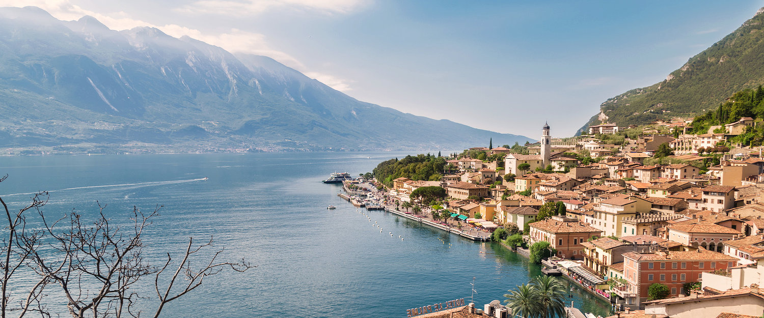 Blick auf die Berge, den Gardasee und Limone sul Garda Blick auf die Berge, den Gardasee und Limone sul Garda