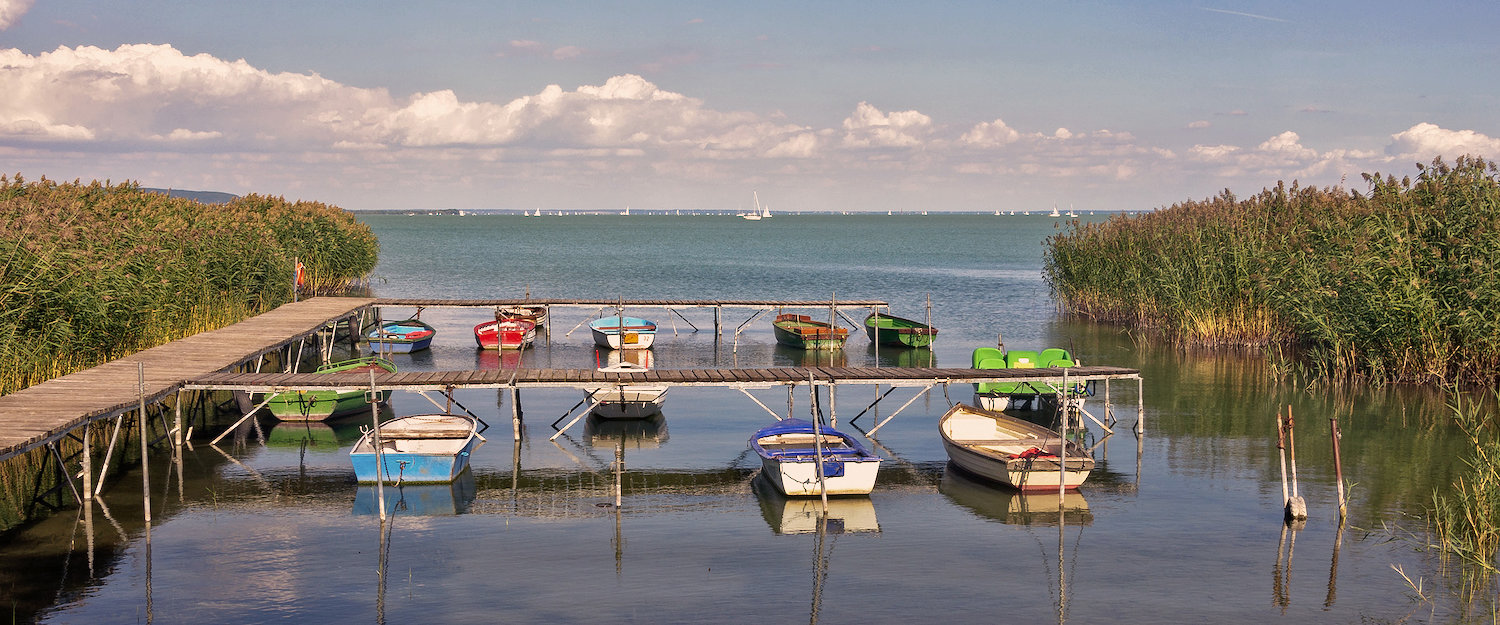 Fischerboote zwischen Schilf am Plattensee Fischerboote zwischen Schilf am Plattensee