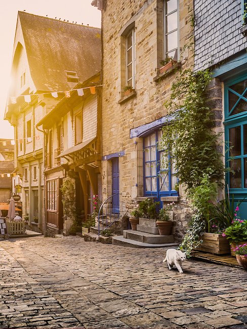 Ruhige Kleinstadtgasse in der Bretagne