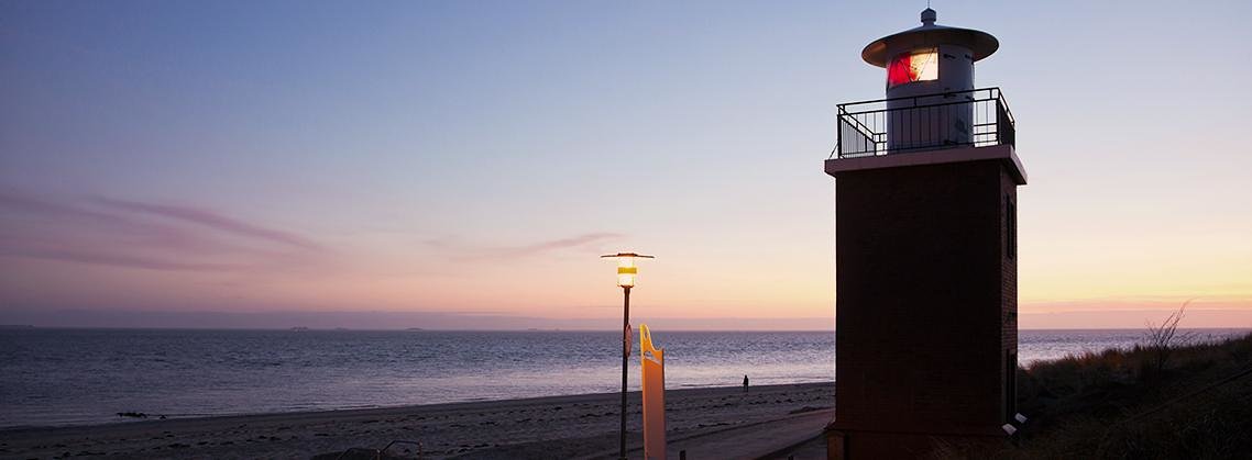 Der Leuchtturm im Abendlicht sorgt für eine besondere Stimmung.