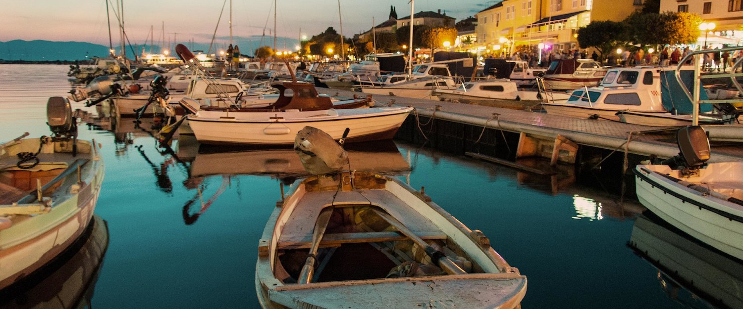 Niewielki port u wybrzeży wyspy Krk
