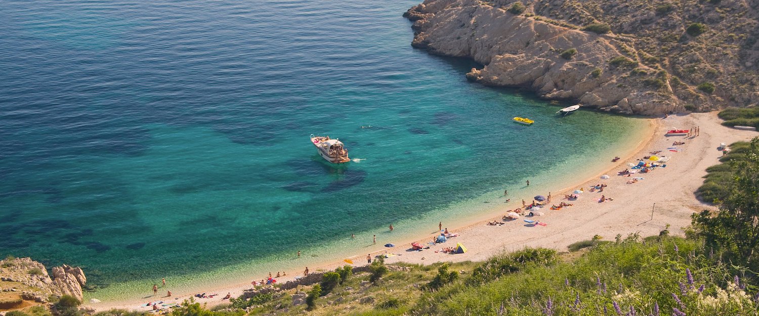 Der Strand in Baska Der Strand in Baska