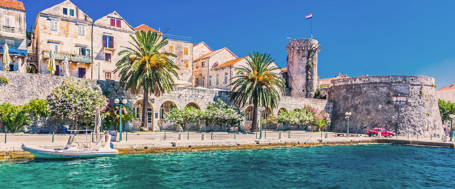Strandpromenade und die alte Kirche von Korcula Strandpromenade und die alte Kirche von Korcula