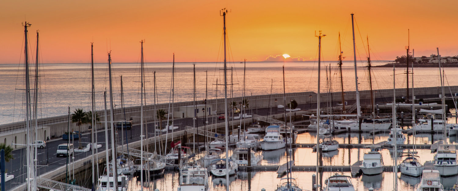 Puesta de sol en el puerto de Playa Blanca