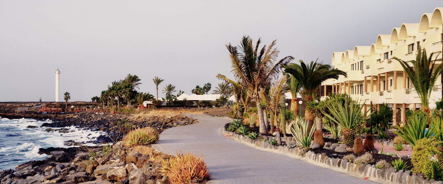 Paseo junto a la playa de Playa Blanca