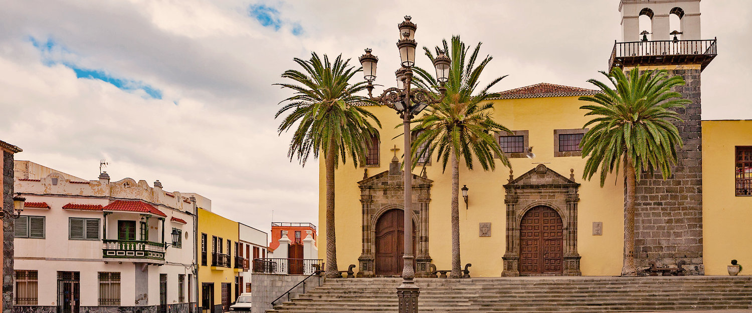 Plaza principal de Garachico con el Monasterio de San Francisco