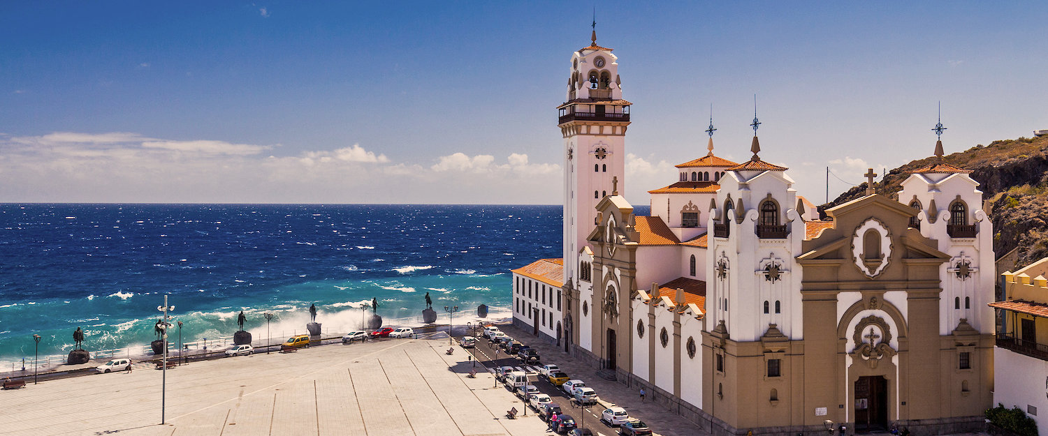 Basílica de Nuestra Señora de la Candelaria y el mar