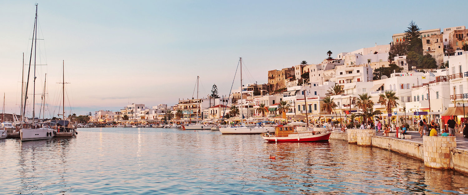 Hafen von Naxos in der Abenddämmerung