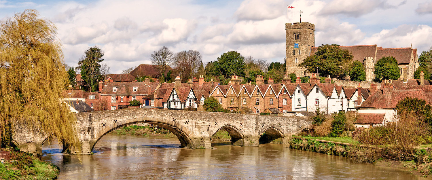 Mittelalterliche Brücke und Kriche in Kent Mittelalterliche Brücke und Kriche in Kent