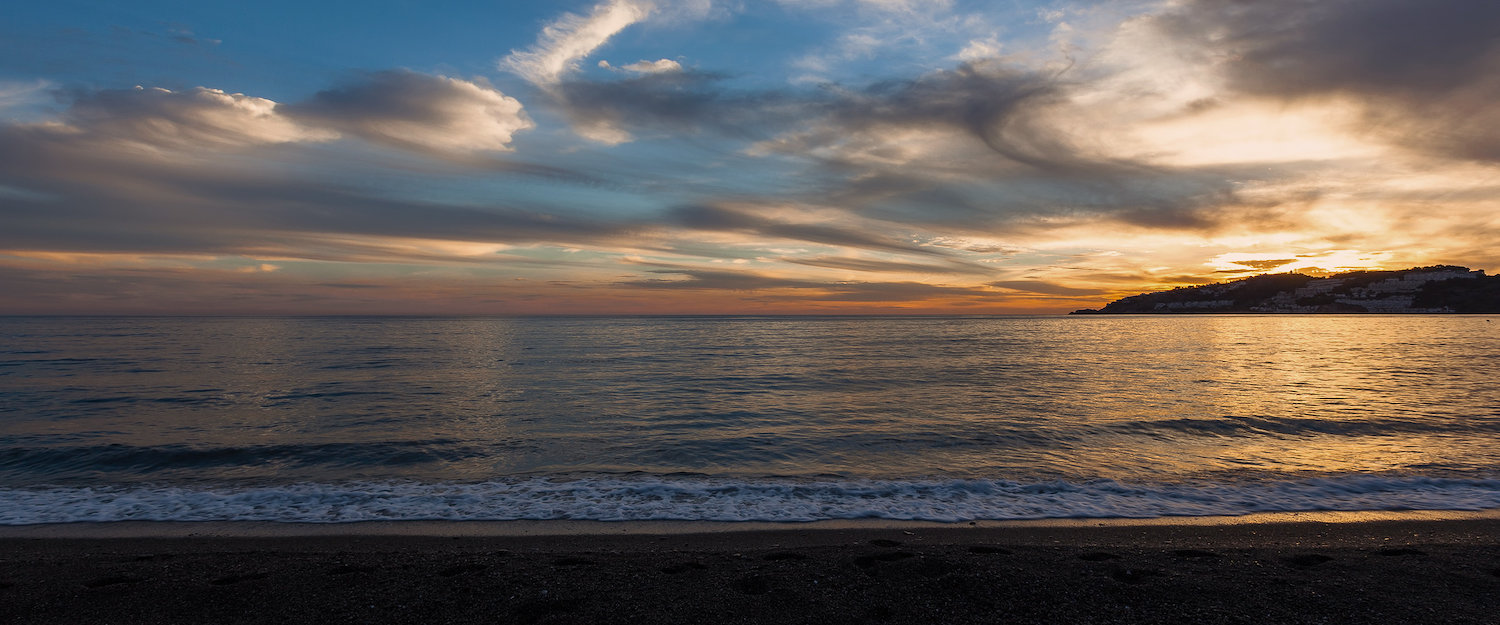El atardecer desde la playa de San Cristóbal en Almuñécar