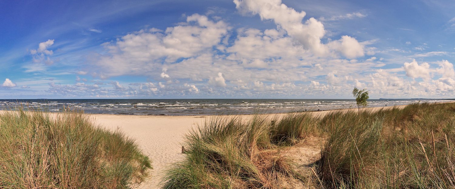 Blick durch die Dünen auf den Strand von Usedom Blick durch die Dünen auf den Strand von Usedom