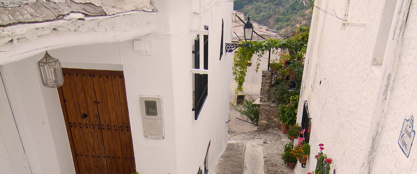 Las típicas calles estrechas entre casas de cal en Capileira