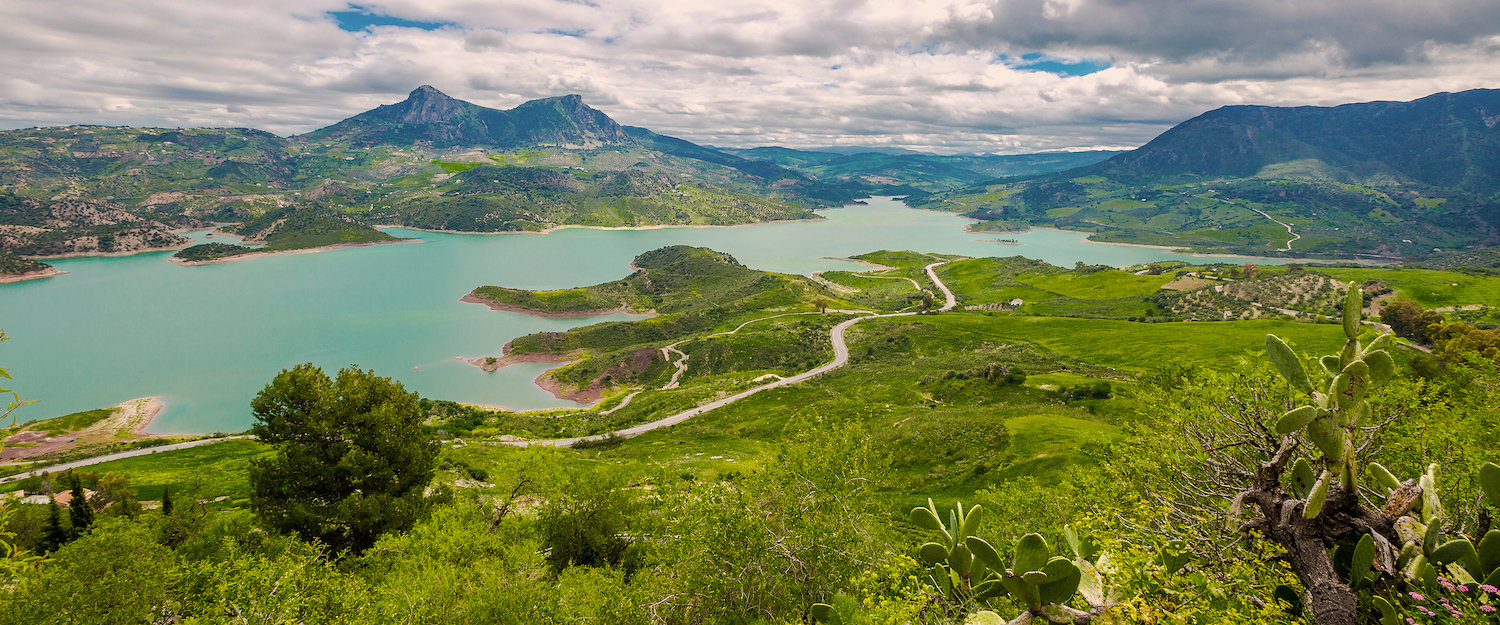 Embalse de Zahara cerca de Grazalema Embalse de Zahara cerca de Grazalema