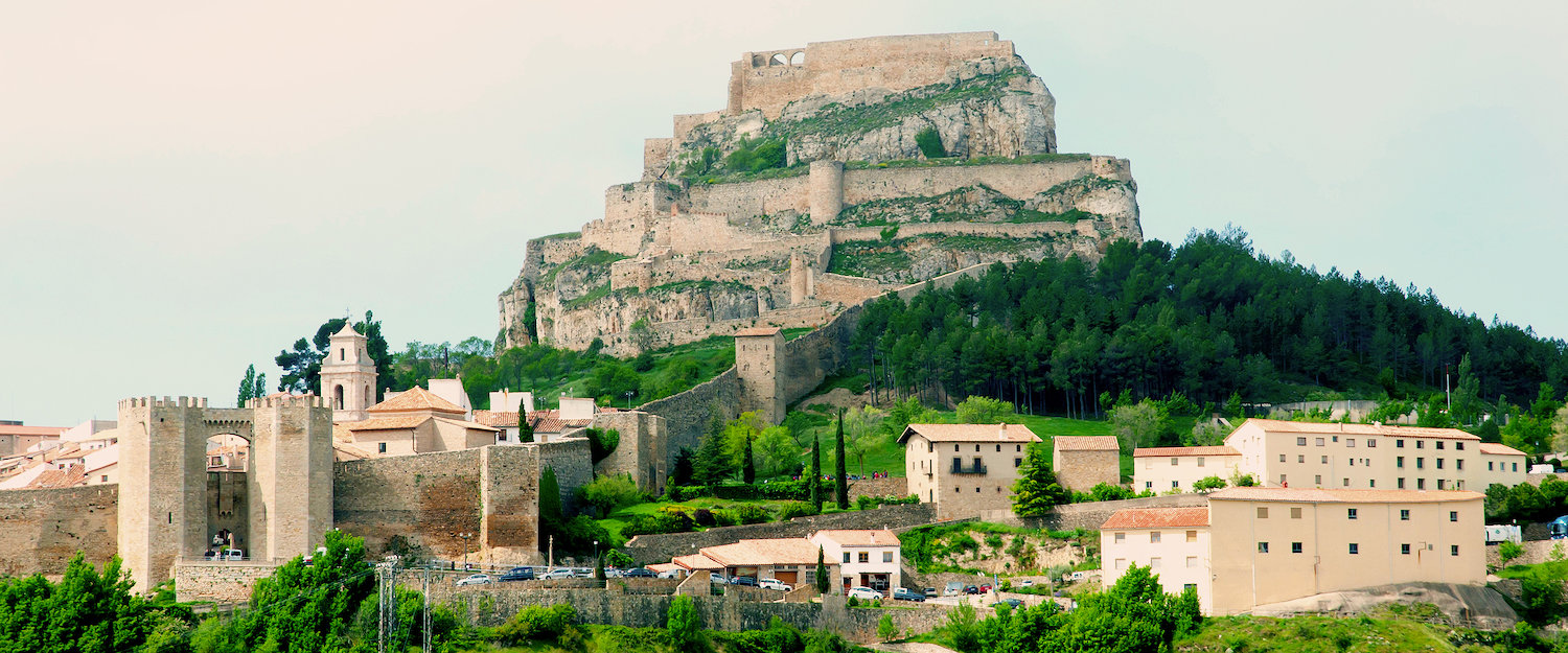 Muralla en la montaña en Morella