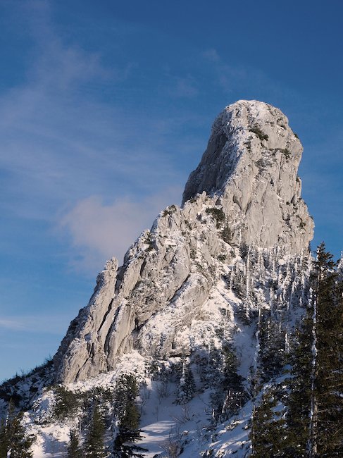 Die Kampenwand, ein ca. 1670 m hoher Berggipfel der Chiemgauer Alpen.