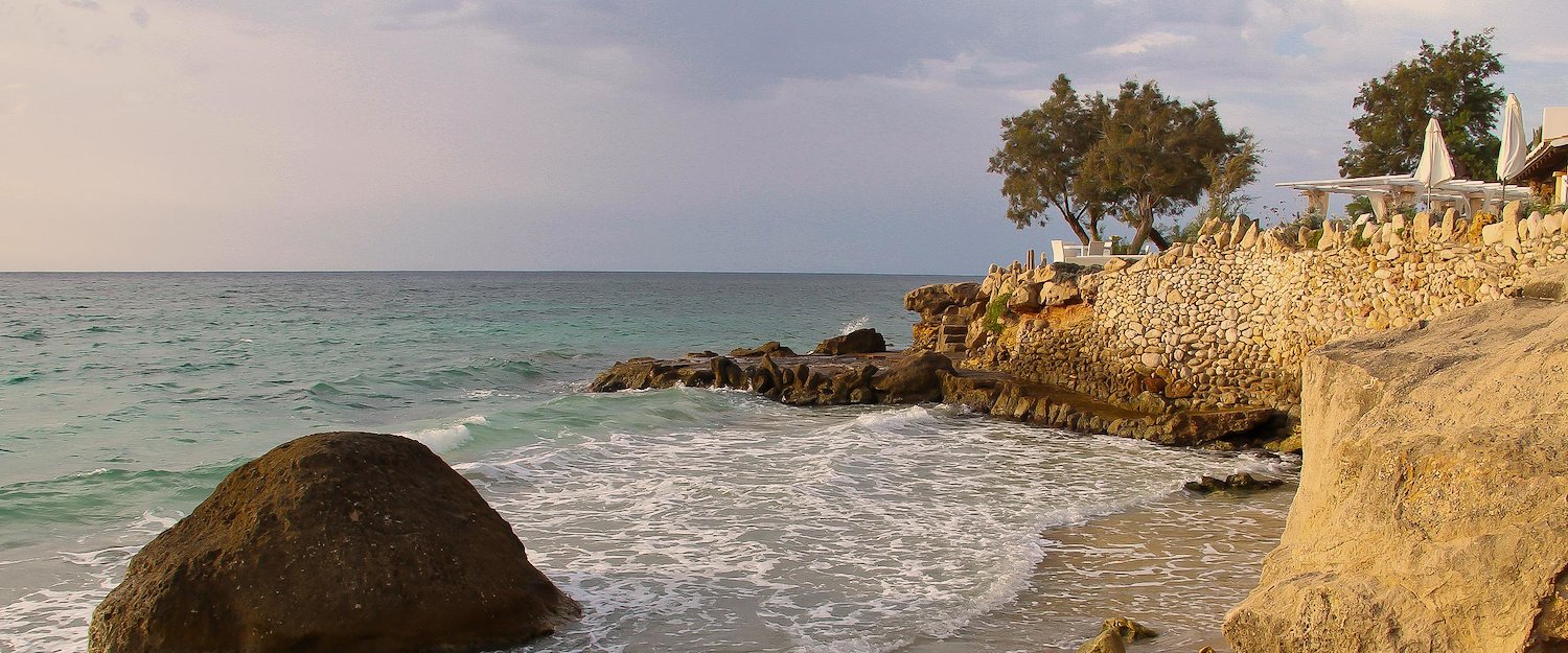 Strand mit Felsen Strand mit Felsen