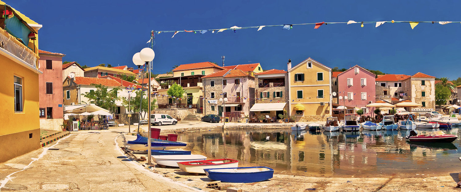 Precioso pueblo en la Isla Dugi Otok