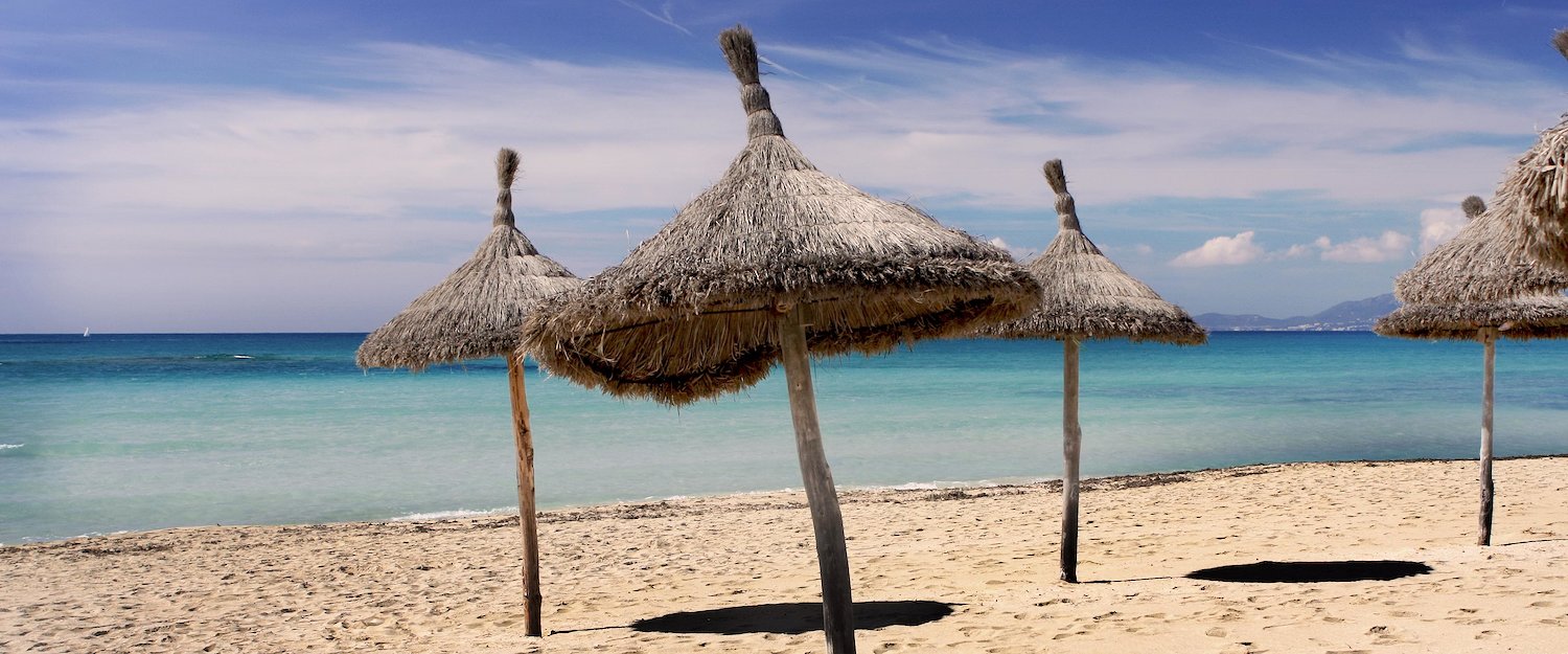 Las hermosas sombrillas en la playa de Sa Ràpita