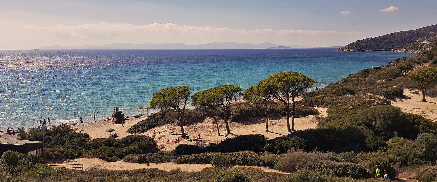 Spiaggia incorniciata dal verde. Spiaggia incorniciata dal verde.