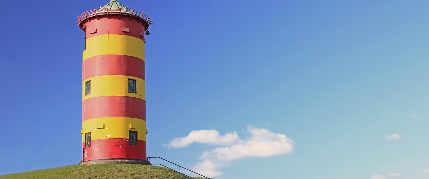 Der Leuchtturm überwacht die See der Leybucht