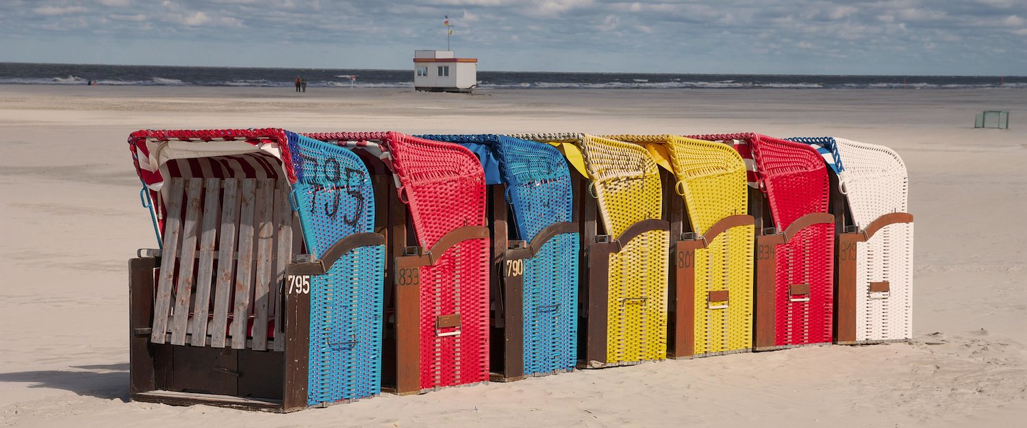 Bunte Strandkörbe auf Juist