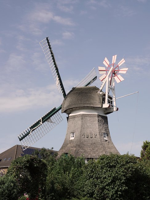 Windmühlen nutzen die Windkraft der Insel