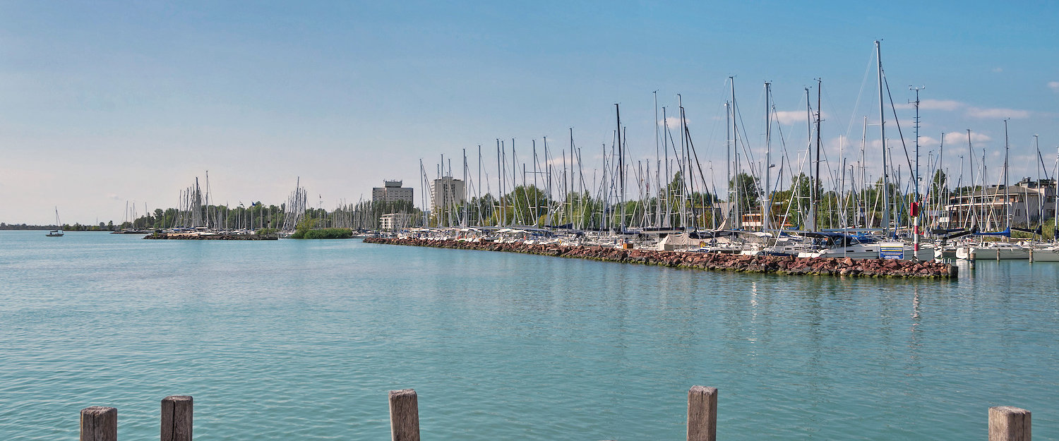 Hafen mit Segelbooten in türkisblauem Meer