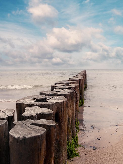 Wellenbrecher am Strand von Boltenhagen