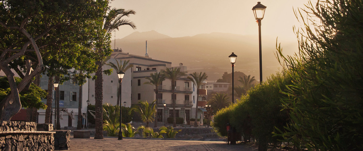Amanecer en las calles de Playa de San Juan Amanecer en las calles de Playa de San Juan