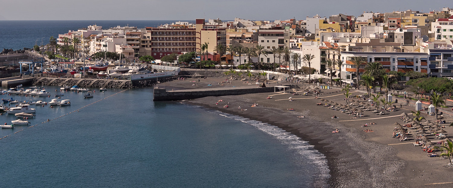 Idílica bahía con el pequeño puerto y la playa de San Juan Idílica bahía con el pequeño puerto y la playa de San Juan