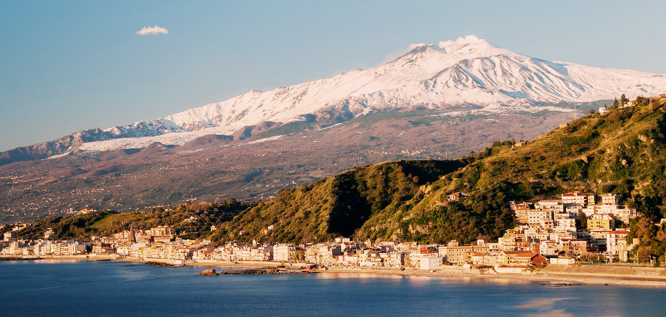 Giardini-Naxos, l'Etna innevato sullo sfondo. Giardini-Naxos, l'Etna innevato sullo sfondo.