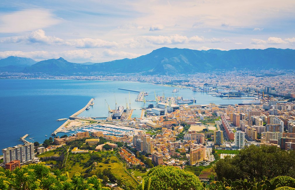 Vista sul porto di Palermo.