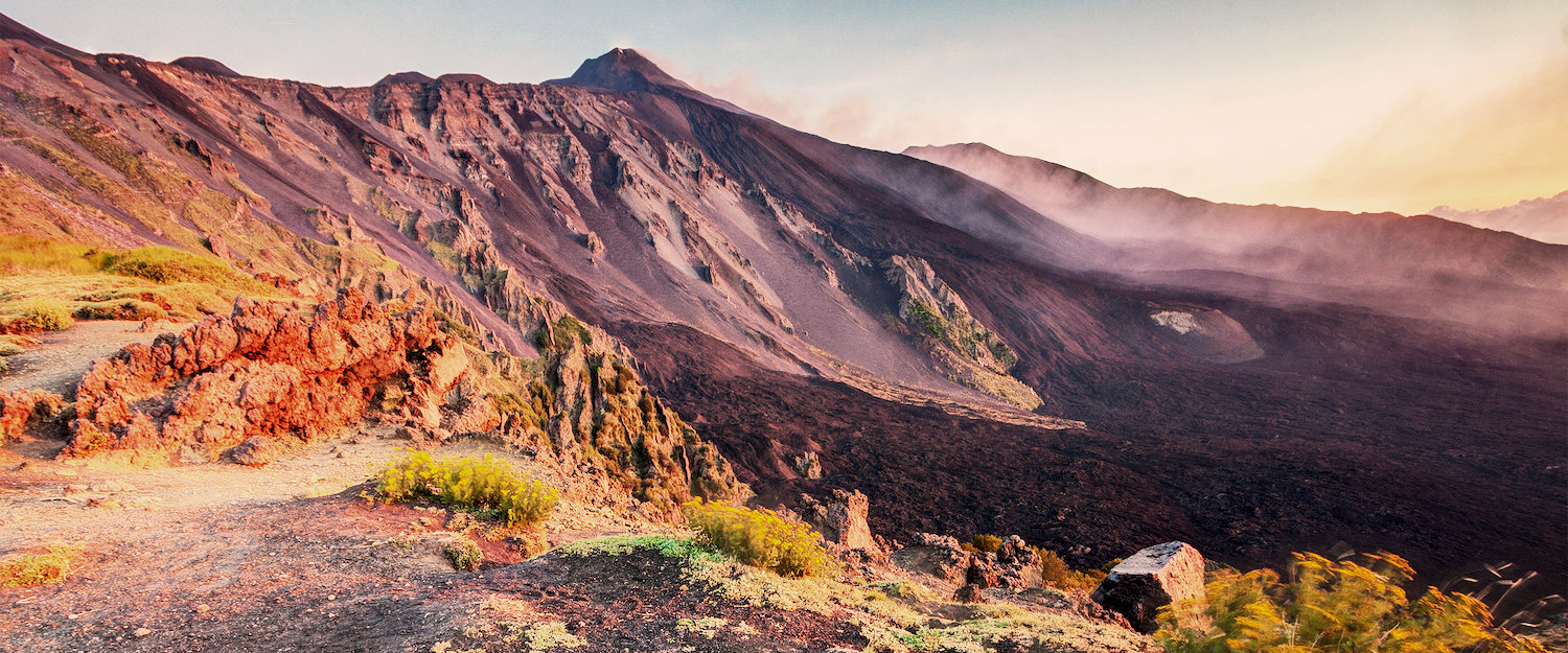 Il paesaggio lunare del Monte Etna. Il paesaggio lunare del Monte Etna.