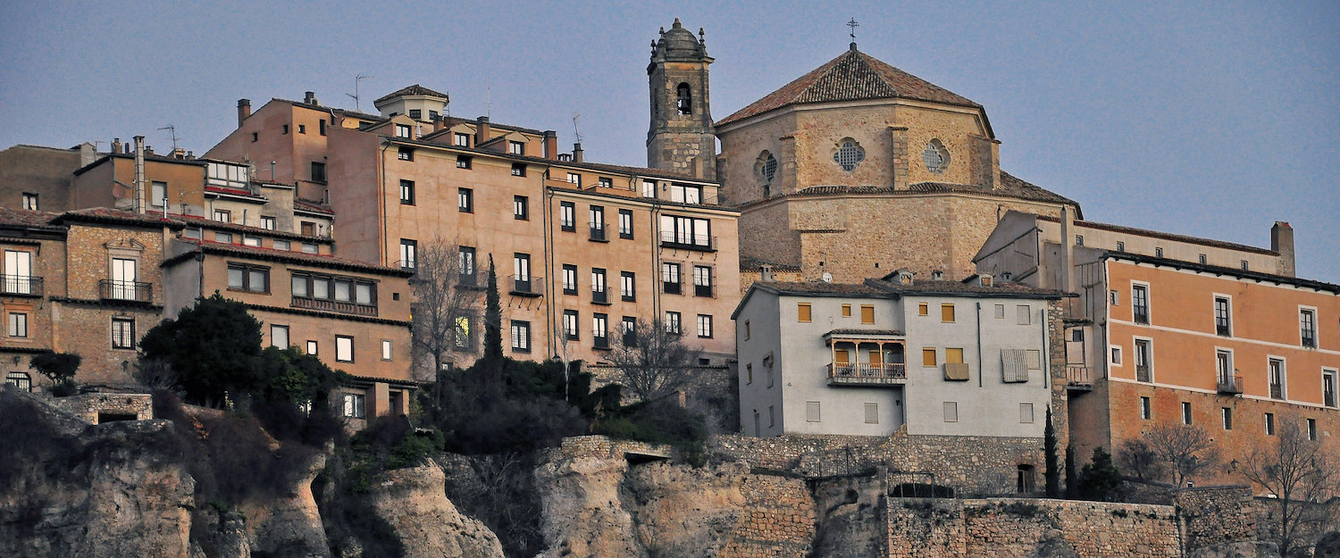 Casas colgadas en las rocas en Cuenca