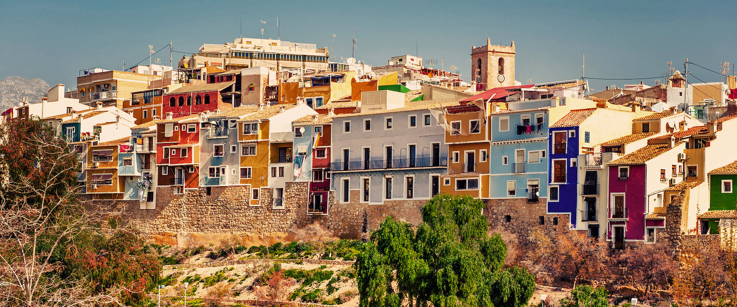 Vista a las coloridas casas colgadas de Villajoyosa Vista a las coloridas casas colgadas de Villajoyosa